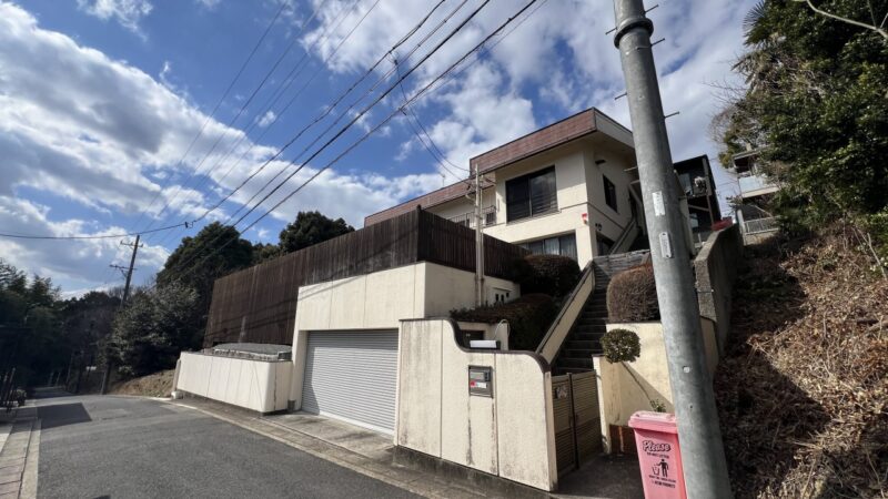 青空を眺める翠松園ロケーションな家
